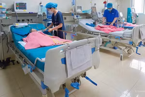 Các bác sĩ Bệnh viện Nhi Trung ương điều trị cho bệnh nhi mắc sởi. Ảnh: BVCC