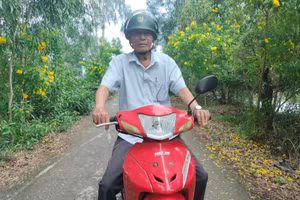 Ông Phạm Văn Quang đi xác minh hoàn cảnh học sinh để hỗ trợ.