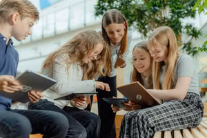 Học sinh thảo luận cách phòng chống tin giả trên Internet.