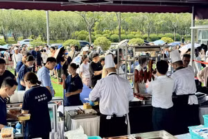 Hàng người xếp hàng mua vịt quay và thịt quay tại quầy hàng thực phẩm của Khách sạn Quốc tế Noble. Ảnh: Michelleng