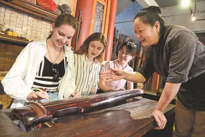 Du học sinh trải nghiệm văn hóa Trung Quốc.