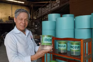 Nhà sáng chế Nguyễn Văn Khỏe và sản phẩm máy bắt muỗi. 