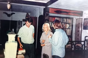 Học giả Vương Hồng Sển (giữa) tiếp các nhà báo nước ngoài tại Vân Đường Phủ. Ảnh: Tư liệu