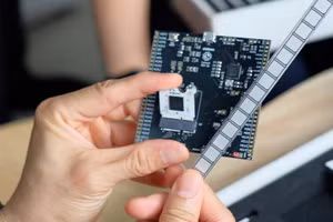 Sản phẩm chip mô phỏng hoạt động não người của nhóm tác giả Đại học Bách khoa Hà Nội.