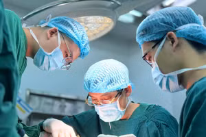 Các bác sĩ phẫu thuật cắt khối u cho bệnh nhân. Ảnh: BVCC 