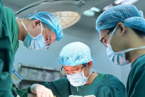 Các bác sĩ phẫu thuật cắt khối u cho bệnh nhân. Ảnh: BVCC