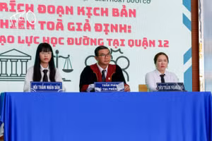 Phiên tòa giả định được tổ chức tại Trường THPT Nguyễn Hữu Huân. Ảnh: NTCC