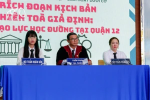Phiên tòa giả định được tổ chức tại Trường THPT Nguyễn Hữu Huân. Ảnh: NTCC