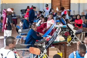 Học sinh Zimbabwe hiến máu tình nguyện.