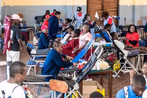 Học sinh Zimbabwe hiến máu tình nguyện.