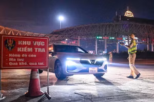 CSGT kiểm tra nồng độ cồn từ mùng 1 Tết. Ảnh minh họa: INT