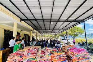 Tập kết quà tặng trong chương trình Cho em hơi ấm mùa Đông của Nhóm thiện nguyện xã hội 76 tại Sơn Tây, Quảng Ngãi. 