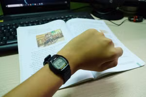 Chiếc đồng hồ Casio nhỏ gọn, đồng hành trong học tập. Ảnh: Tấn Quyết 