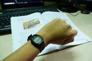 Chiếc đồng hồ Casio nhỏ gọn, đồng hành trong học tập. Ảnh: Tấn Quyết