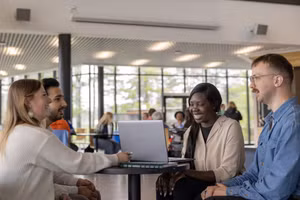 Các tổ chức đồng hành giúp sinh viên có đủ kỹ năng để tự lập và chinh phục thế giới. Ảnh: INT