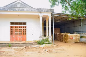 Nhà văn hóa tại khu tái định cư lâu ngày không sử dụng ngày càng bị xuống cấp.