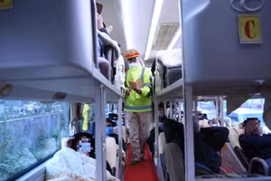 CSGT kiểm soát an toàn giao thông trên một xe giường nằm. Ảnh: C08