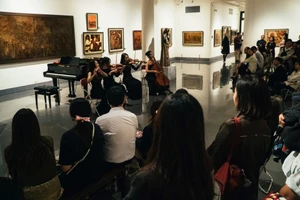 Tour 'Đêm Bảo tàng' của Bảo tàng Mỹ thuật Việt Nam thu hút đông đảo khách tham quan.