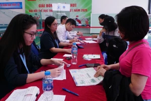 Đại diện chủ đầu tư khu nhà ở xã hội tại xã Thiên Lộc (TP Hà Nội) hướng dẫn khách hàng hoàn thiện hồ sơ.