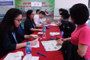 Đại diện chủ đầu tư khu nhà ở xã hội tại xã Thiên Lộc (TP Hà Nội) hướng dẫn khách hàng hoàn thiện hồ sơ.