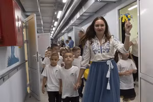 Trẻ em Kharkiv, Ukraine đón năm học mới trong lớp học dưới đất.