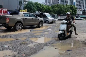 Nhiều 'ổ gà', 'ổ trâu' xuất hiện với những hố sâu, có điểm mặt hố rộng hàng mét khiến các phương tiện di chuyển rất khó khăn.