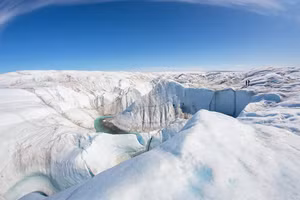 Ngủ trên tảng băng trôi giữa đêm nắng