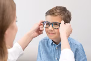 Kính áp tròng mang lại sự an toàn cao khi được đeo đúng cách và dưới sự giám sát của bác sĩ nhãn khoa. Ảnh: INT