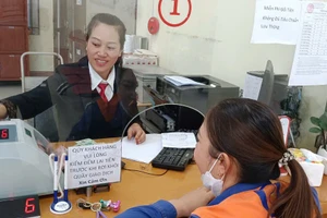 Khách hàng vay vốn tại Agribank chi nhánh Cao Bằng. Ảnh: Quốc Hải