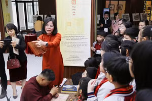 Học sinh chiêm ngưỡng những nét châu phê của các Hoàng đế triều Nguyễn, trải nghiệm in dập mộc bản trên giấy dó.