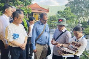 Đoàn chuyên gia của Hội đồng Di tích và Di chỉ quốc tế thuộc UNESCO thực địa tại di chỉ khảo cổ tại chùa Lân (Quảng Ninh). Ảnh: ITN.