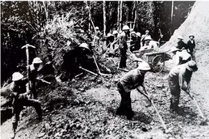 Đội 25 thanh niên xung phong mở đường Quyết Thắng. Ảnh tư liệu