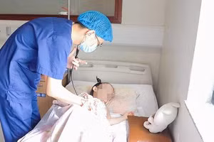 Một trẻ đuối nước cấp cứu tại Bệnh viện Nhi Trung ương. Ảnh: BVCC