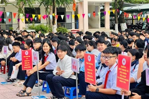 Học sinh Trường THCS Ngô Thì Nhậm tham gia buổi Tuyên truyền tác hại và phòng chống thuốc lá trong học đường. Ảnh: NTCC