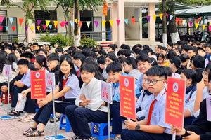 Học sinh Trường THCS Ngô Thì Nhậm tham gia buổi Tuyên truyền tác hại và phòng chống thuốc lá trong học đường. Ảnh: NTCC