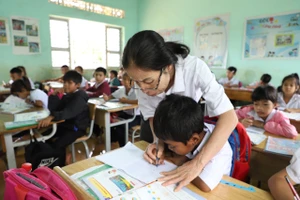 Cô và trò tại điểm lẻ thôn Tân Đức, Trường Tiểu học Y Jút, xã Ea Knuếc (Đắk Lắk). Ảnh: Thành Tâm