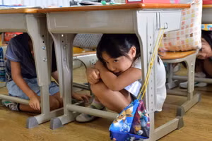 Trẻ em Nhật Bản học sơ tán và phòng chống thiên tai trong trường học.