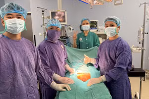 Bệnh nhân được phẫu thuật hạ tinh hoàn hai bên xuống bìu và sinh thiết mô tinh hoàn để đánh giá khả năng sinh tinh. Ảnh: BVCC