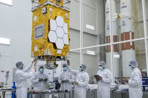 Nghiên cứu sinh Thái Lan thử nghiệm thiết bị ngoài không gian.