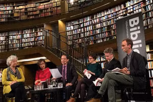 Nhà thơ Mai Văn Phấn đọc thơ tại Thư viện Stockholm, Thụy Điển. Ảnh: NVCC