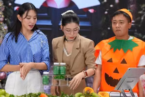 Nhóm Nguyễn Thúc Thùy Tiên, Nguyễn Thị Thái Hằng (Hằng Du Mục), Phạm Quang Linh (Quang Linh Vlogs) quảng cáo cho sản phẩm kẹo Kera.