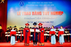 Trường Đại học Mở Hà Nội trao bằng tốt nghiệp cho người học, trong đó có nhiều người thuộc nhóm yếu thế. Ảnh: NTCC
