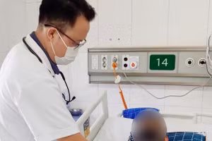 Bệnh nhân sốt xuất huyết điều trị tại Viện Y học Nhiệt đới - Bệnh viện Bạch Mai. Ảnh: BVCC