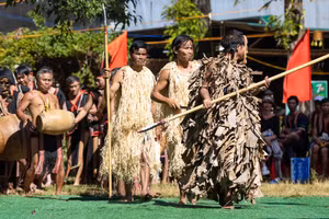 Người dân đeo mặt nạ, khoác lên mình bộ áo thụng bằng lá tranh, cành cọ, hay lá chuối, cành cây... để gợi nhớ cội nguồn của những bộ trang phục làm bằng vỏ cây thuở xa xưa. Ảnh: Ban. Nguyên