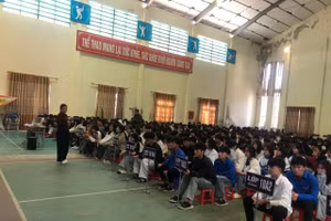 Cô Vì Thị Ái (đứng trên bên trái ảnh) tuyên truyền cho học sinh toàn trường về tác hại của thuốc lá.