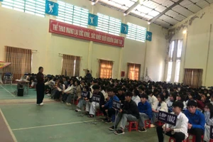 Cô Vì Thị Ái (đứng trên bên trái ảnh) tuyên truyền cho học sinh toàn trường về tác hại của thuốc lá.