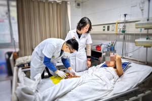 Bệnh nhân gặp nạn do pháo tự chế phát nổ được điều trị tại Bệnh viện Hữu nghị Việt Đức. Ảnh: BVCC