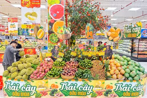 Các siêu thị tăng dự trữ hàng hóa cho dịp Tết.