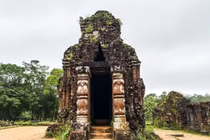 Nghệ thuật kiến trúc đền tháp mang ảnh hưởng lớn của phong cách Ấn Độ.