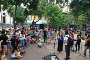 Các hoạt động biểu diễn nghệ thuật tại phố đi bộ Hồ Gươm. Ảnh: INT
